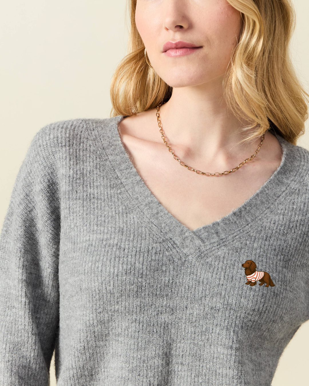 Pull gris avec logo teckel brodé